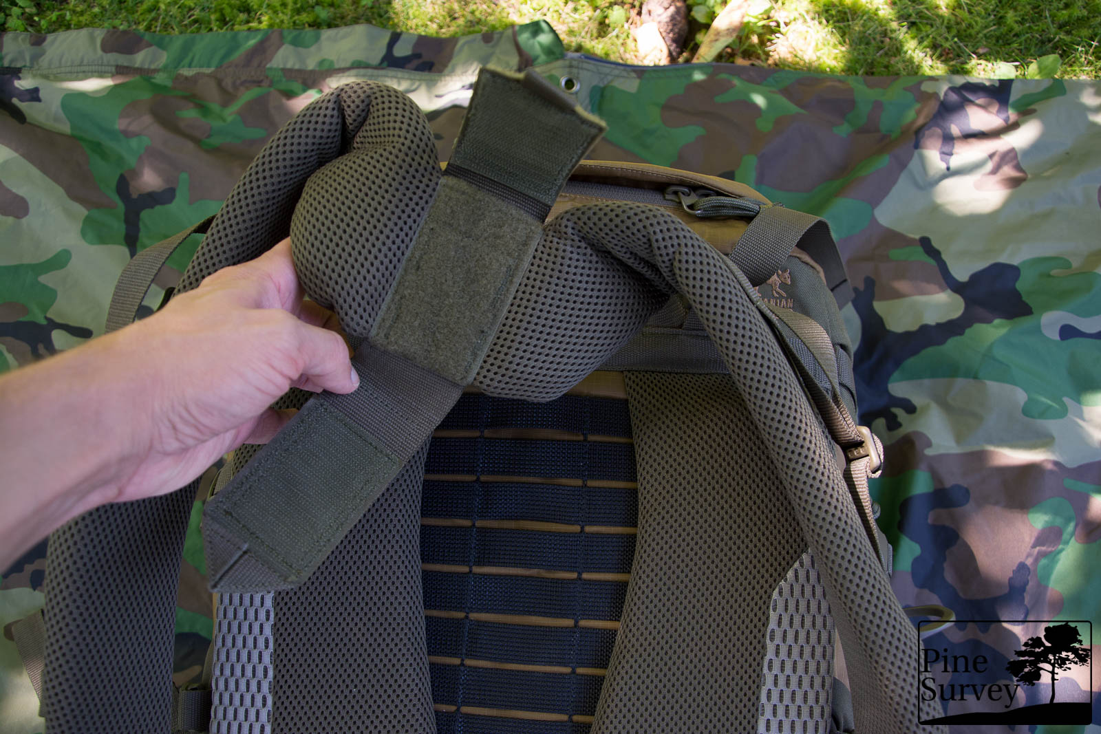 The thickly padded shoulder straps and the system to adjust them